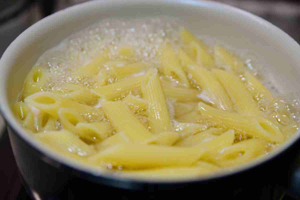 Pentola di acqua e pasta